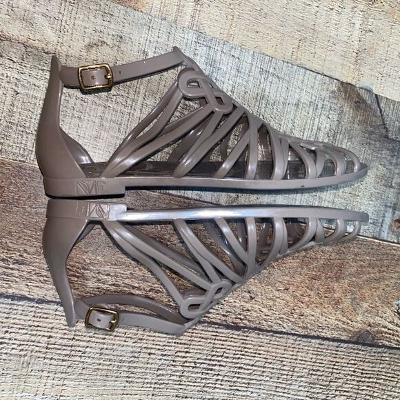 DVF
Diane von Furstenberg
Taupe Jelly Jaya Love Knot Sandals Flats - Picture 4 of 11